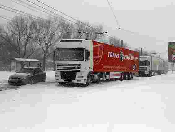 На Львівщині із снігових заметів витягнули уже 17 авто