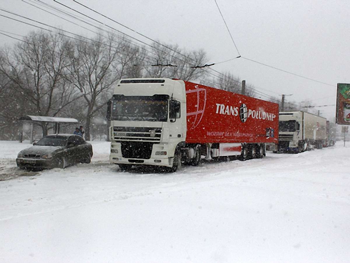 На Львівщині із снігових заметів витягнули уже 17 авто
