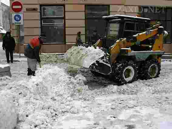 Львів від снігу чистять майже три сотні людей і 67 машин