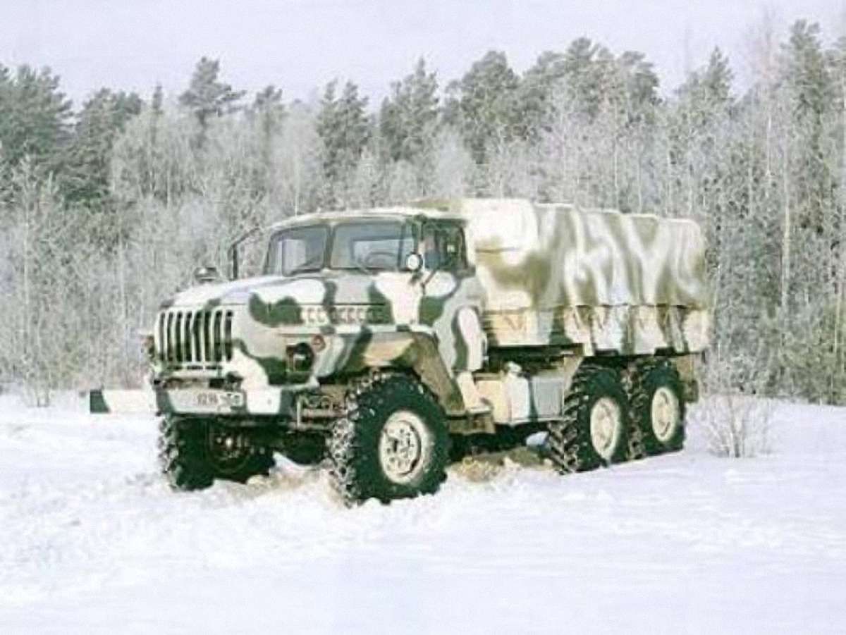 На Львівщині десантники на "Уралах" рятуватимуть автомобілі зі заметів