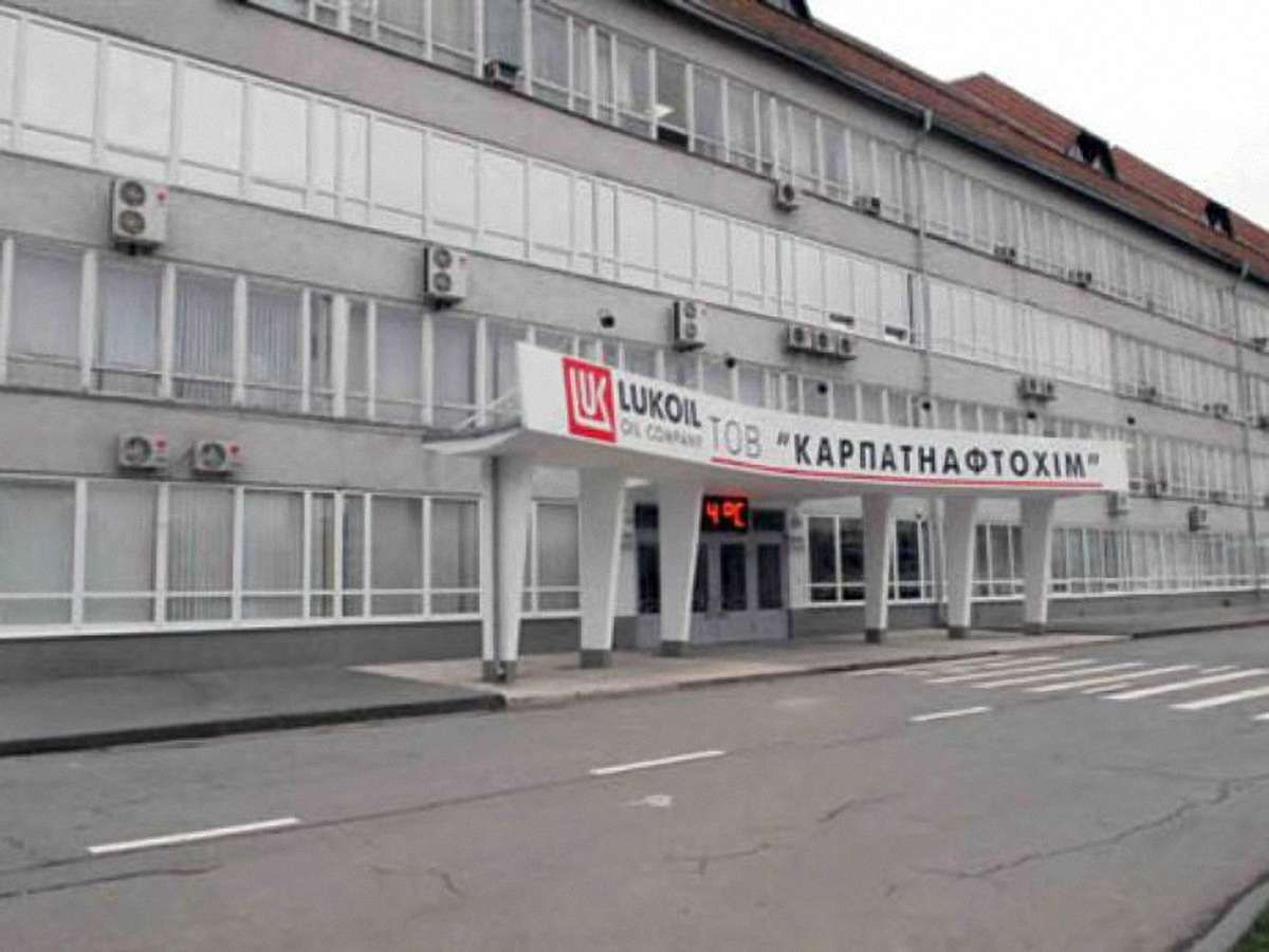 Азаров обіцяє відновити роботу «Карпатнафтохіму»