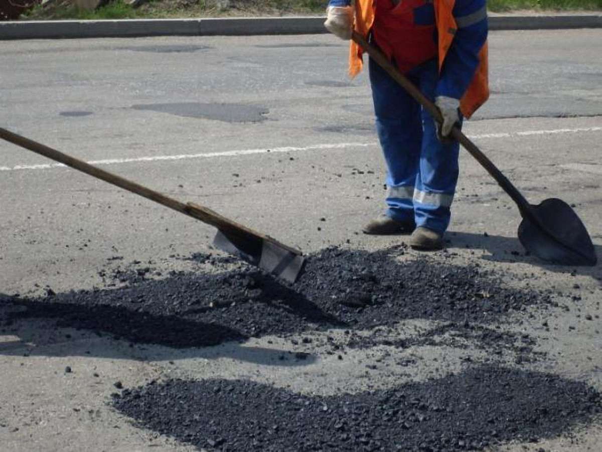 Азаров хоче особисто перевірити, як "Укравтодор" залатав ями