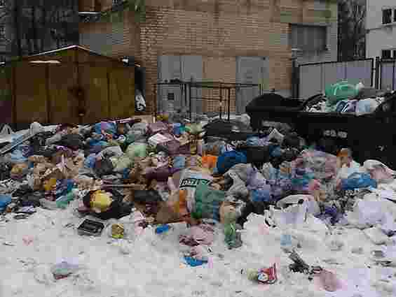 У Львові під відомчим будинком Міноборони – гори сміття. Фото