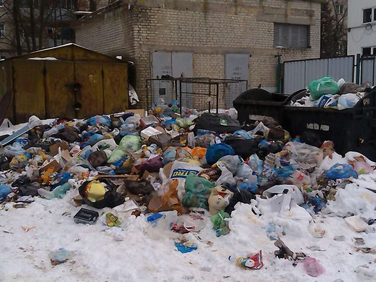 У Львові під відомчим будинком Міноборони – гори сміття. Фото