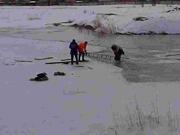 Рятувальники Львівщини зняли з крижини посеред озера дитину. Фото
