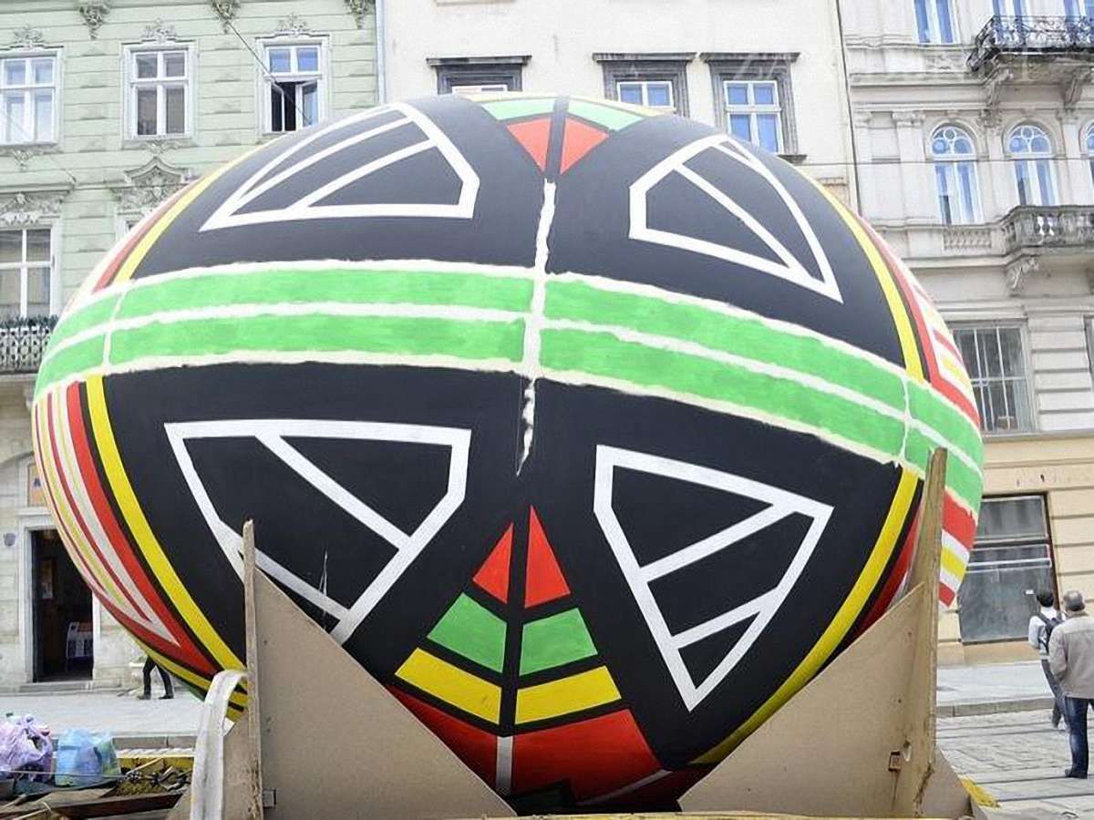До Львова привезли чотириметрову писанку