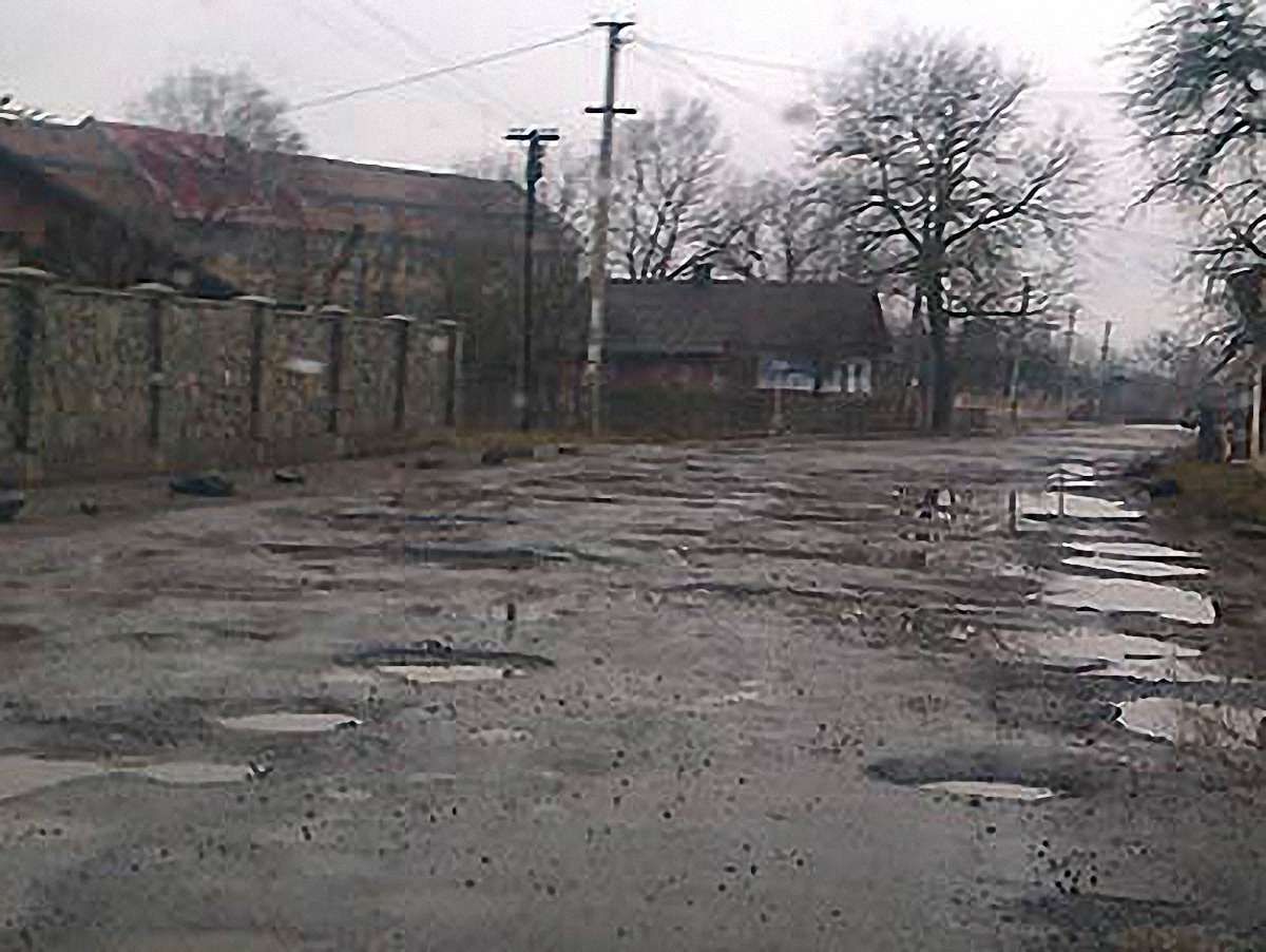 На ремонт 25 кілометрів суцільних ям на Калуш треба 42 млн грн