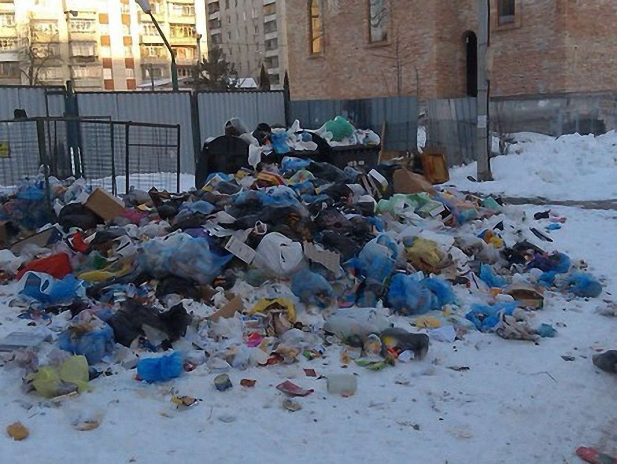 Від військових будинків у Львові не вивозили сміття через борг