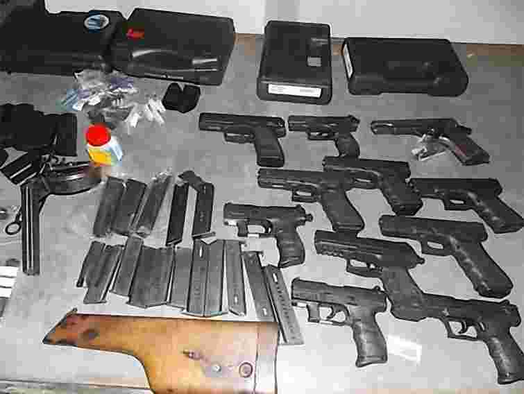 11 пістолетів вилучили в українця на кордоні. Фото