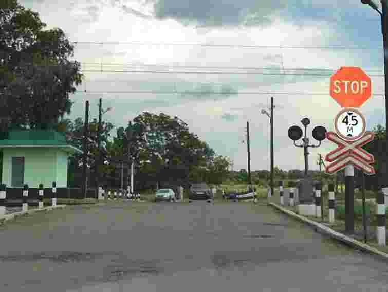 На Львівщині вантажний потяг ледь не протаранив маршрутку