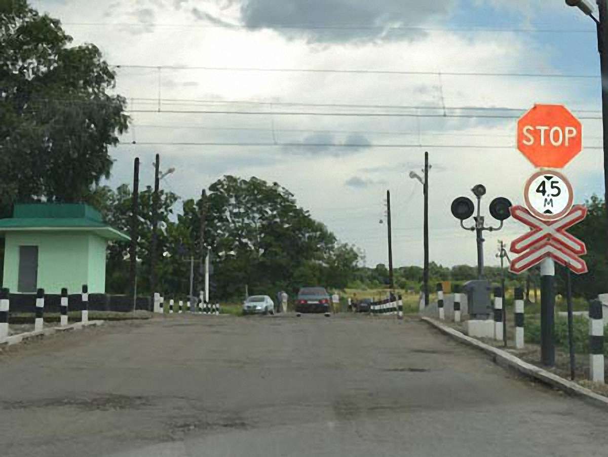 На Львівщині вантажний потяг ледь не протаранив маршрутку