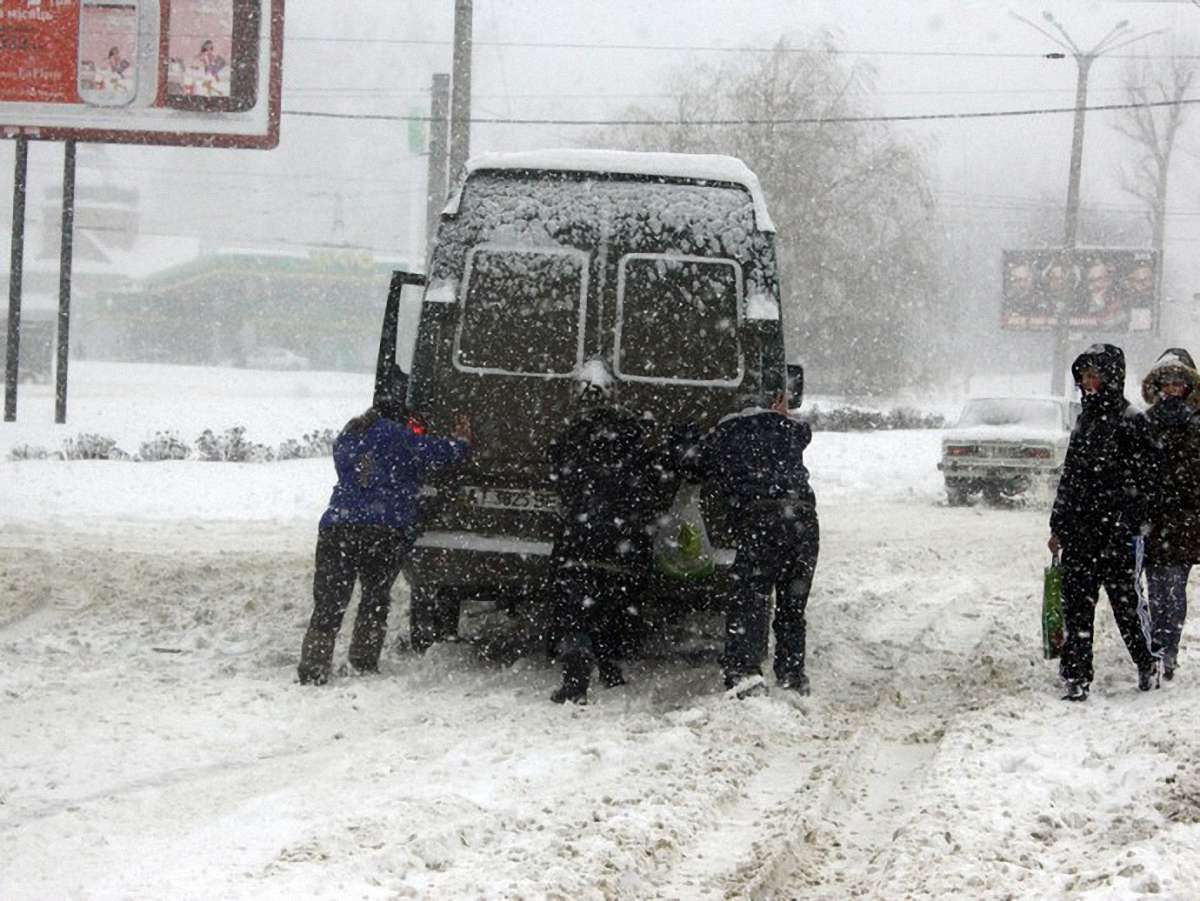 У заметі на Львівщині застряг автобус з туристами
