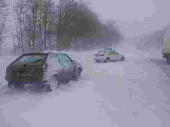 На Львівщині 103 авто застрягло у снігових заметах
