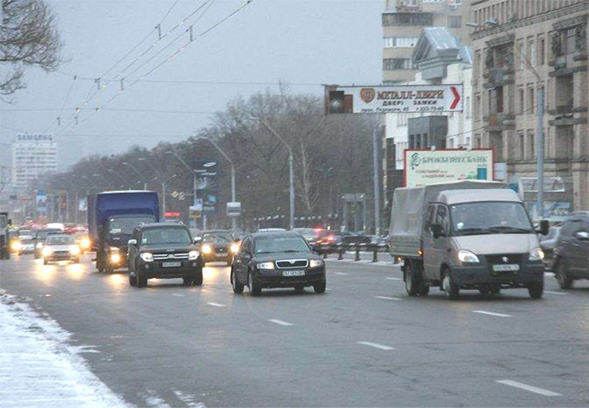З 15 квітня водії мають їздити з увімкненими фарами