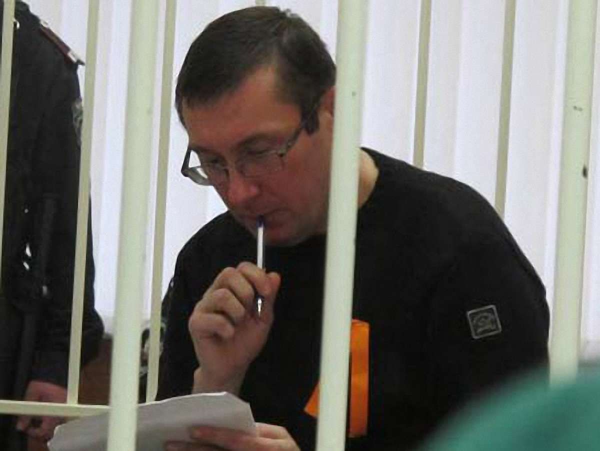 Луценка сьогодні мають привезти в Київ