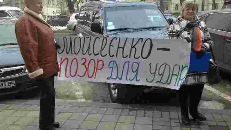 Під стінами облради протестують проти закриття шкіл та ринку в Дрогобичі
