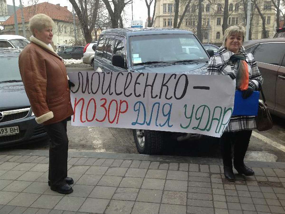 Під стінами облради протестують проти закриття шкіл та ринку в Дрогобичі