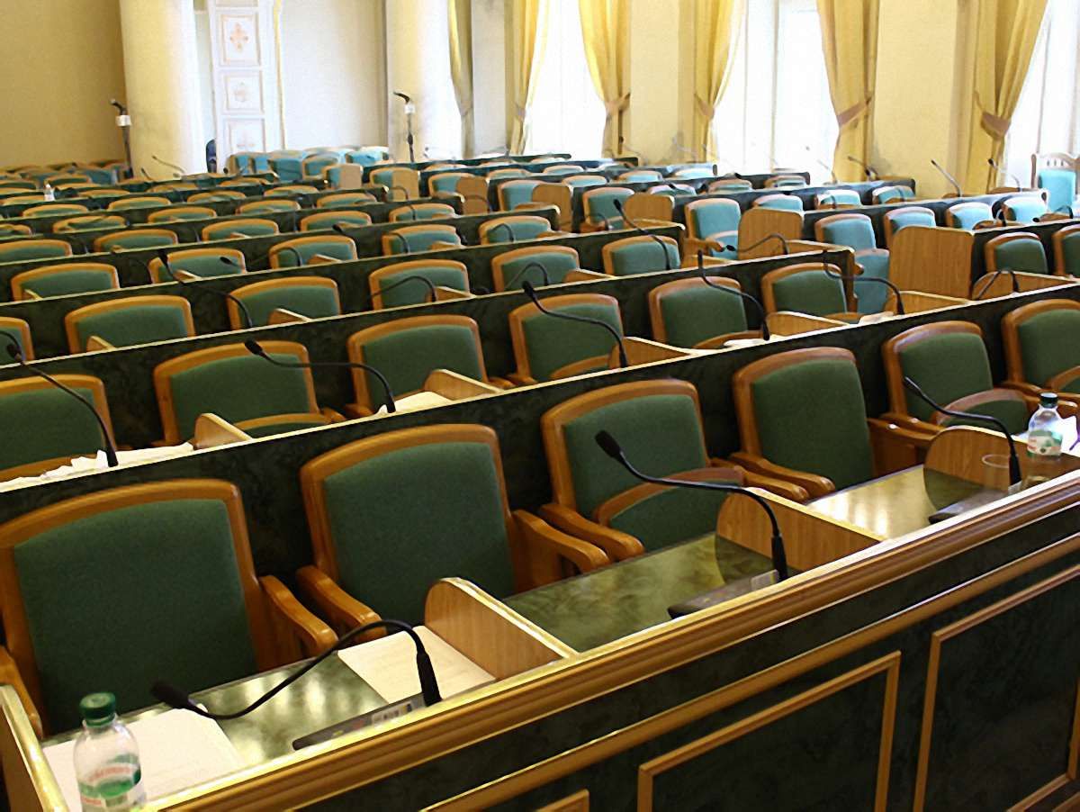 Депутати Львівщини не зібралися після обіду: сесію перенесли