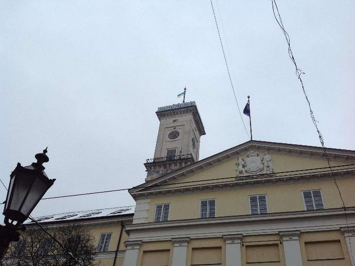 На львівській ратуші урочисто підняли синьо-жовтий прапор