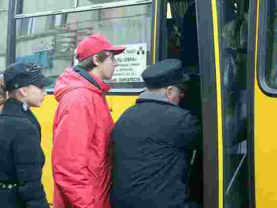Львів’янам радять скаржитись за невидачу квитка в автобусі