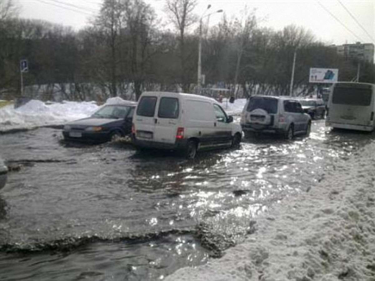 Київ підтоплює: вода добирається до житлових будинків