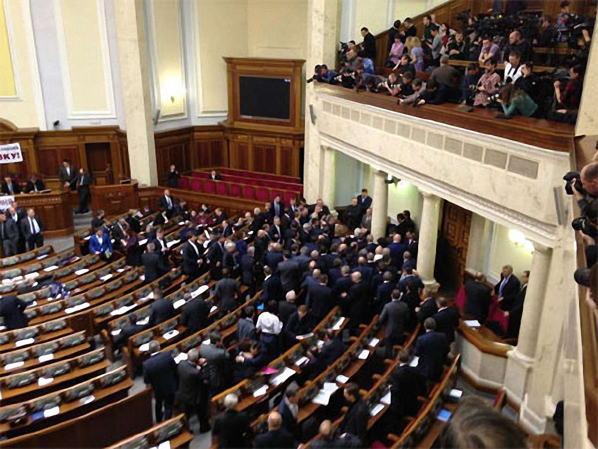 Регіонали пішли з заблокованої Ради