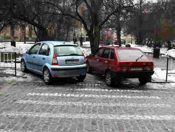 Львів’яни продовжують паркувати авто на пішохідних переходах