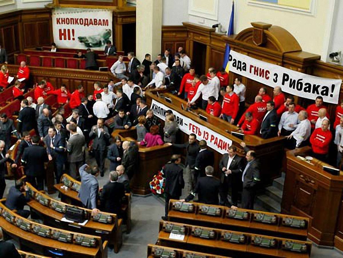 Лідерів опозиції викликають до суду через блокування Ради