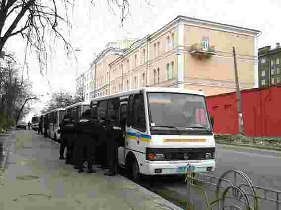 На акцію опозиції в Києві автобусами звозять міліцію 