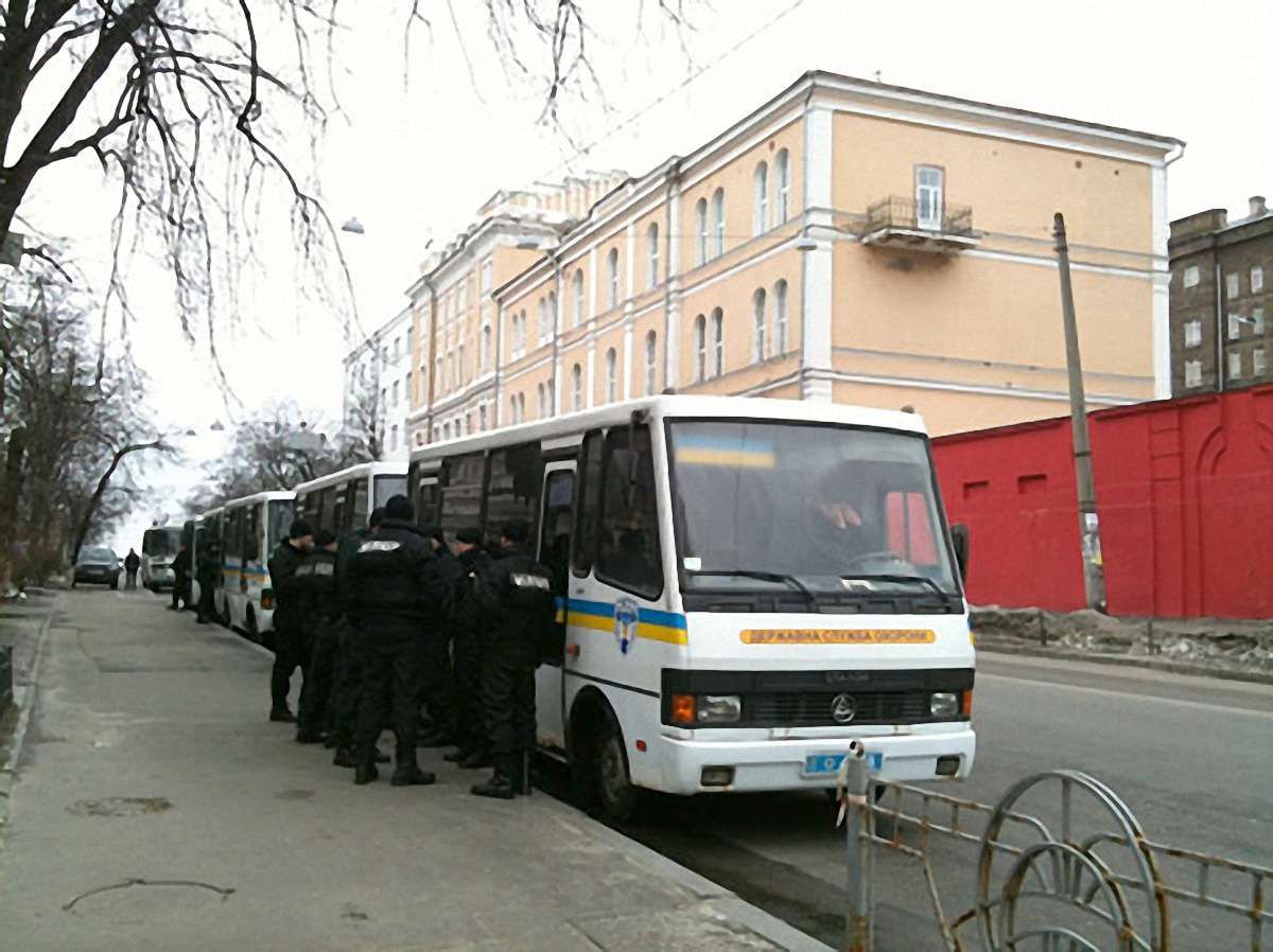 На акцію опозиції в Києві автобусами звозять міліцію 