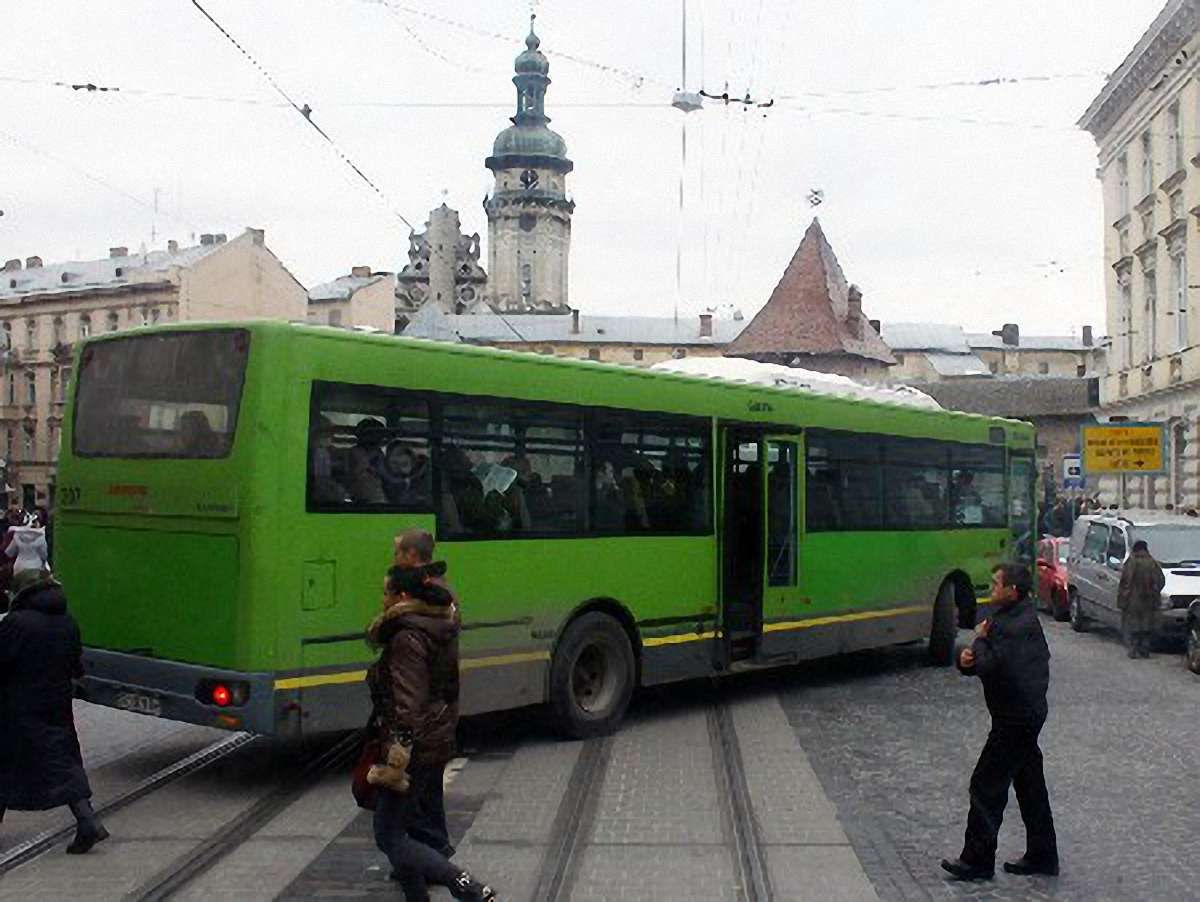 Через Хресну ходу у Львові ускладнено рух транспорту