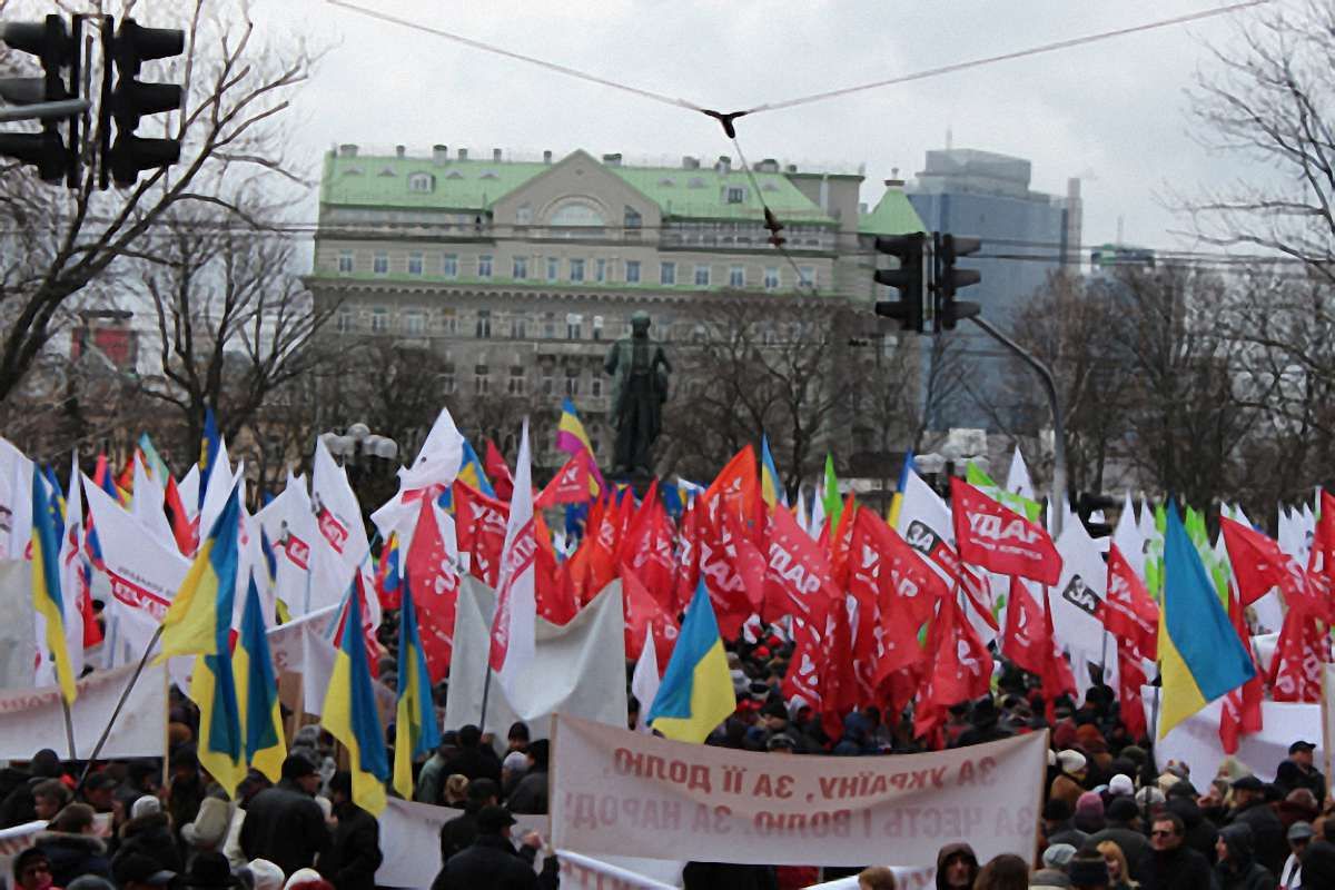Мітинг опозиції в Києві зібрав 15 тисяч осіб