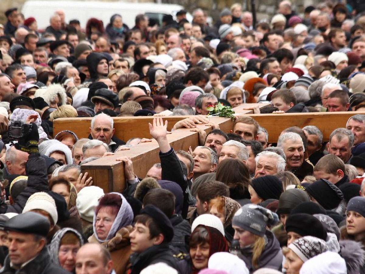 У Львові тисячі людей взяли участь у Хресній ході
