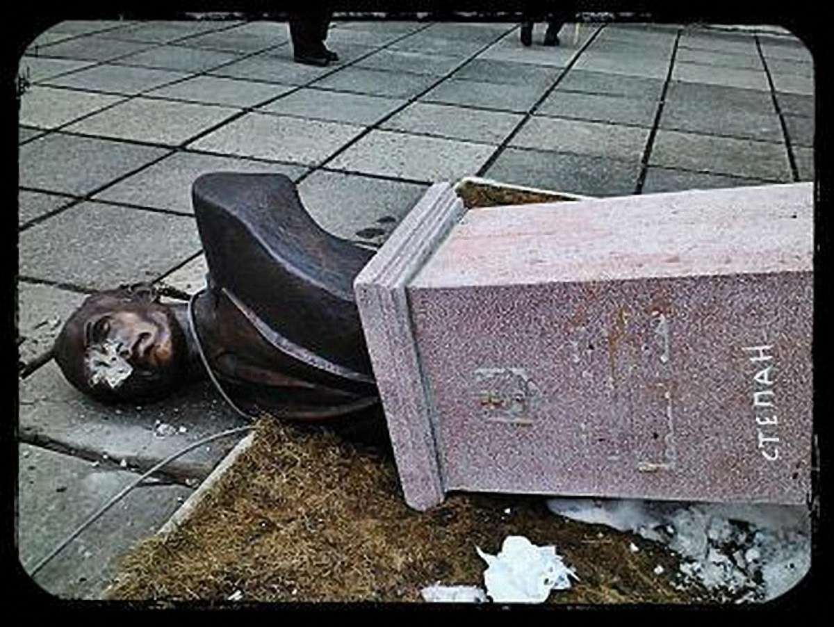 За вихідні на Львівщині поруйнували пам’ятники національним героям 