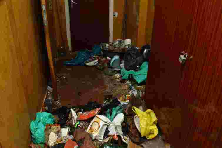 У Львові в квартирі, заваленій сміттям, знайшли труп. Фото