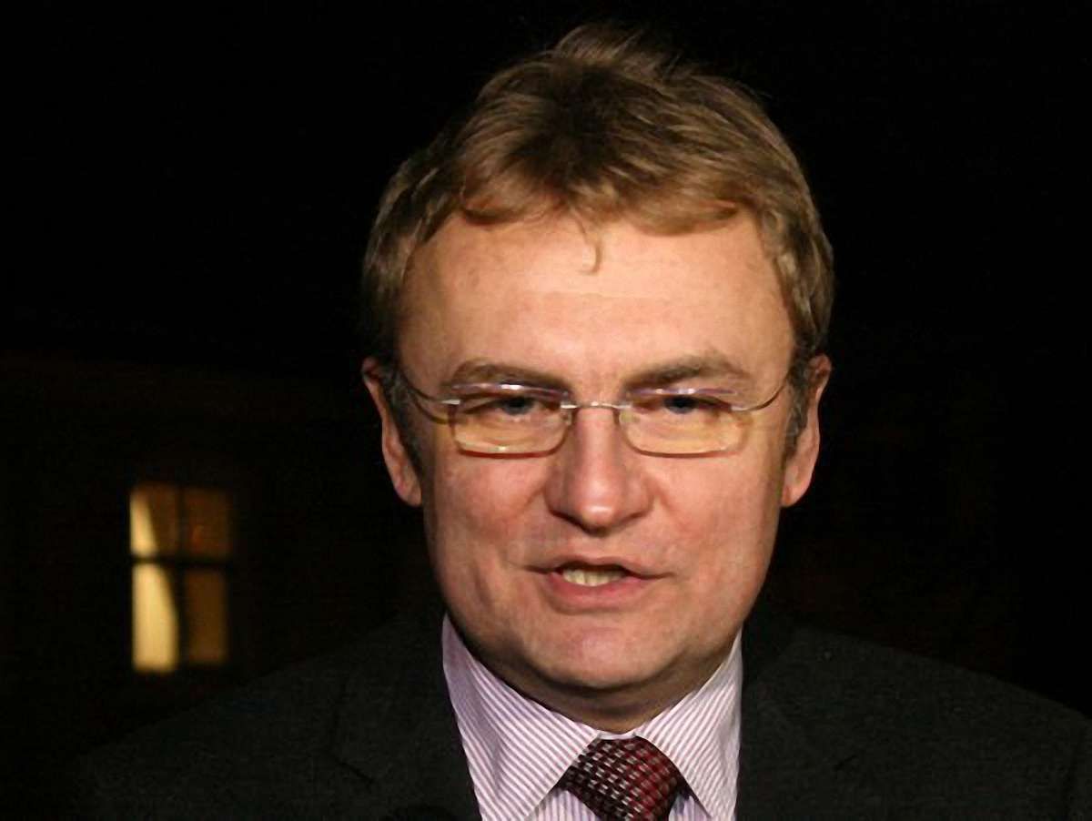 Вороги показують свою силу, – Садовий про руйнування пам'ятників