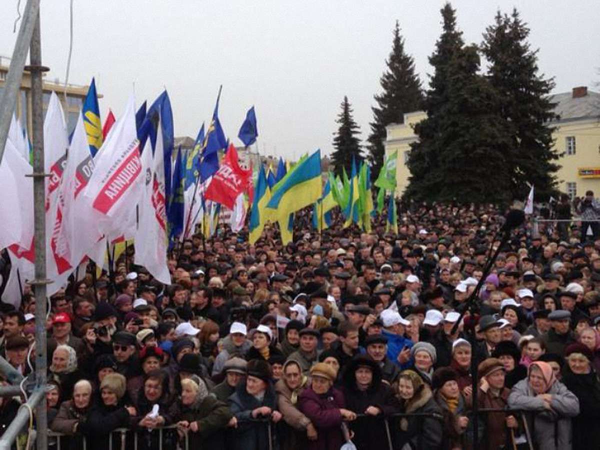 3 тис. людей приєдналось до "Вставай, Україно!" у Луцьку, – МВС