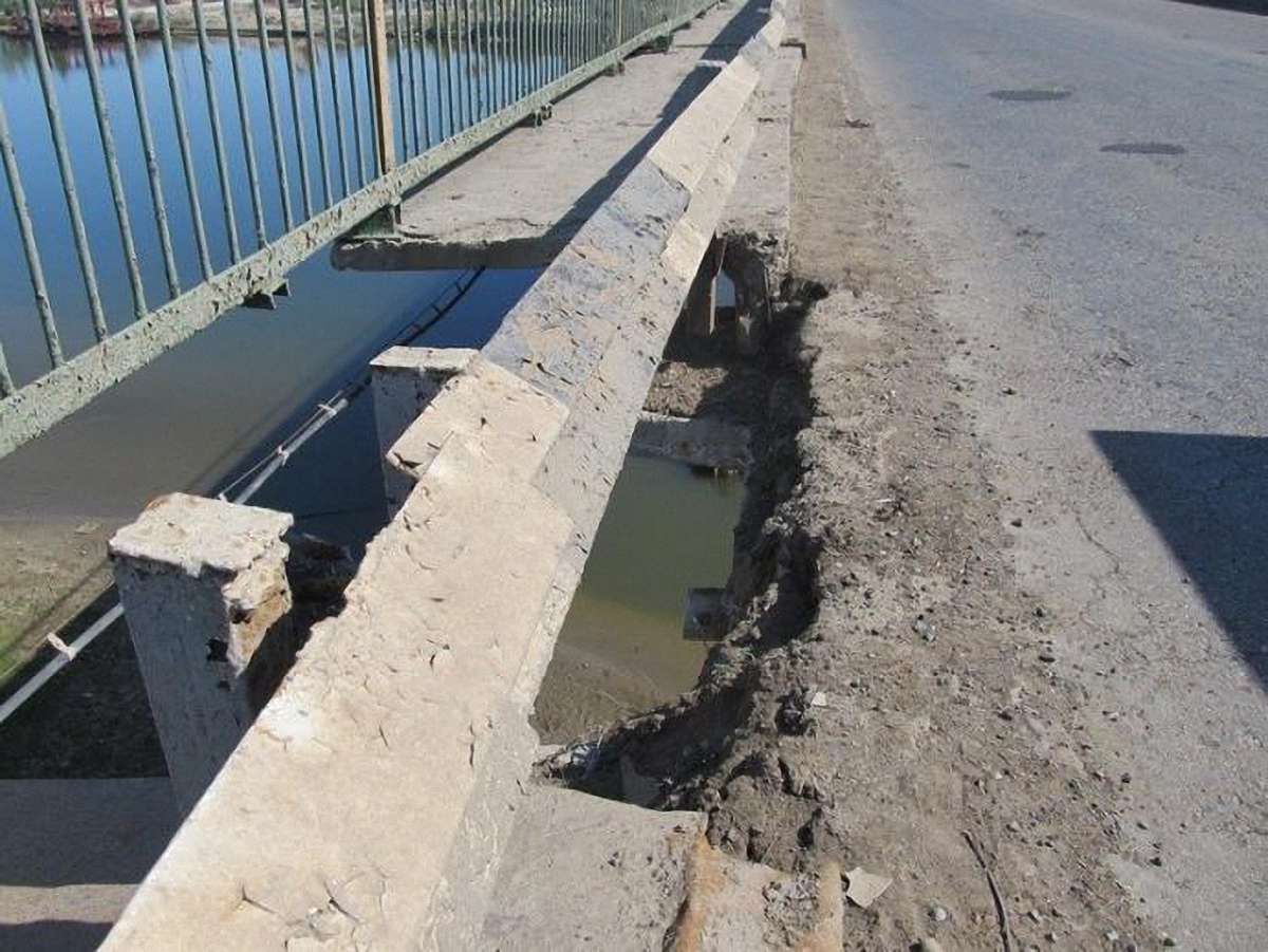 На Буковині стався провал у мості через Дністер