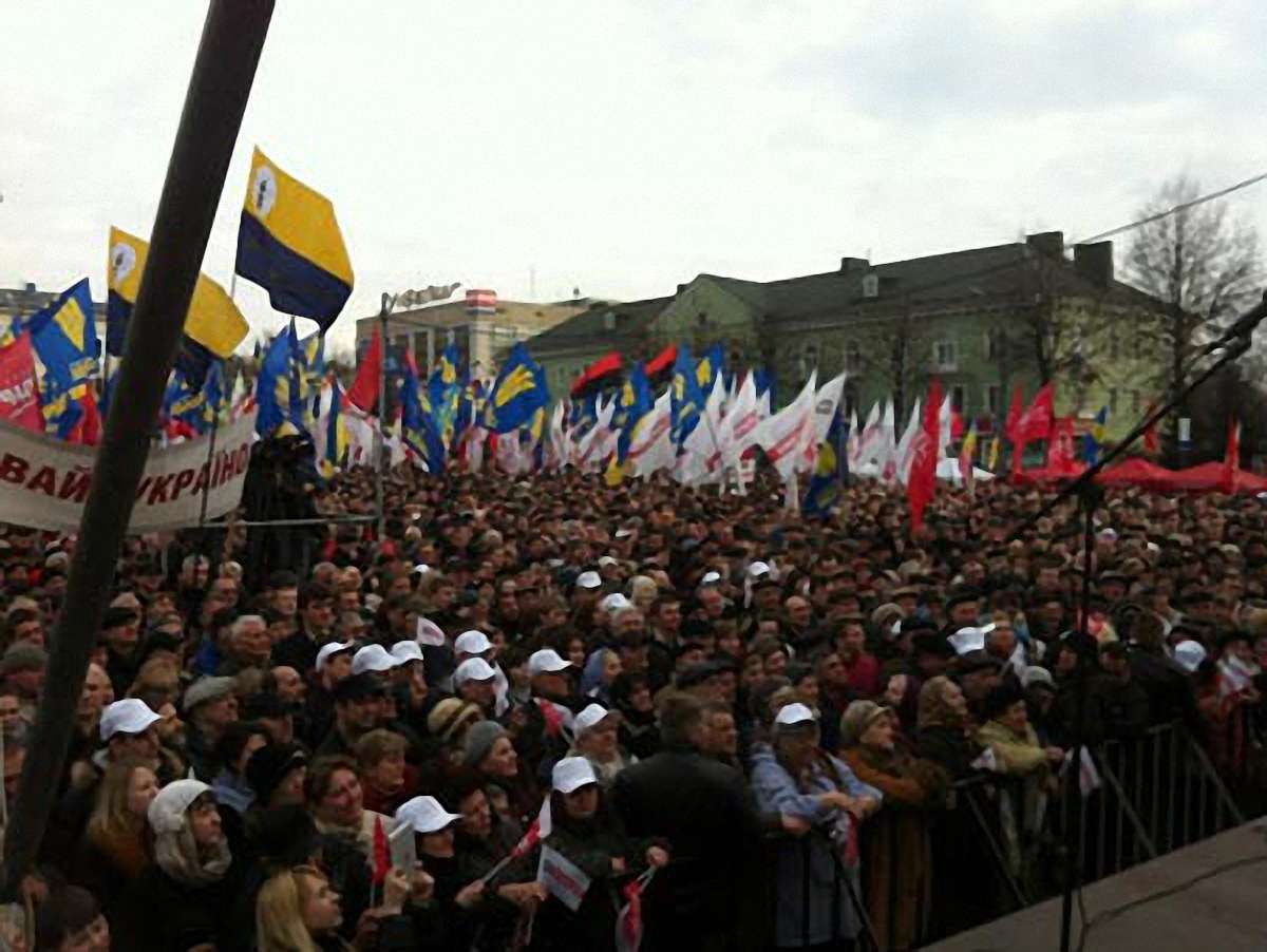 На мітинг опозиції у Рівному прийшло близько 20 тисяч осіб
