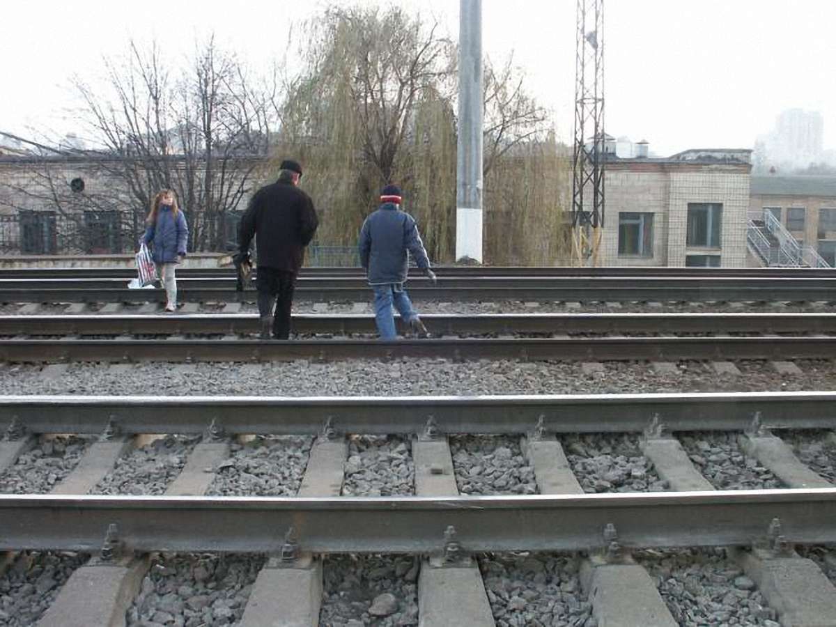 На Південно-Західній залізниці затримали 333 особи за ходіння по коліях