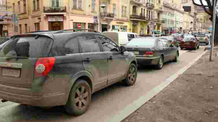 У центрі Львова авто припаркувались на велодоріжці. Фото