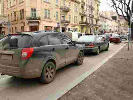 У центрі Львова авто припаркувались на велодоріжці. Фото