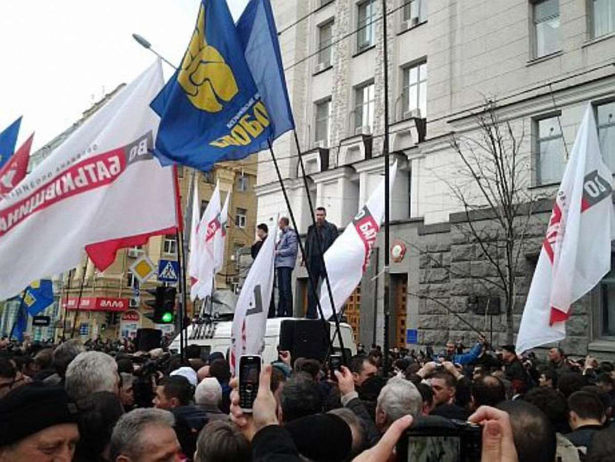 У Харкові лідери опозиції проводять акцію на броньовику