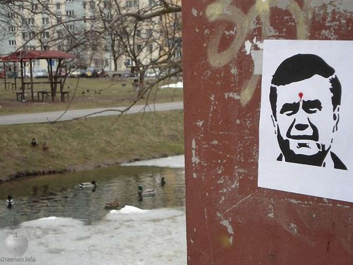 Фото Януковича з червоною цяткою на лобі вже у Варшаві