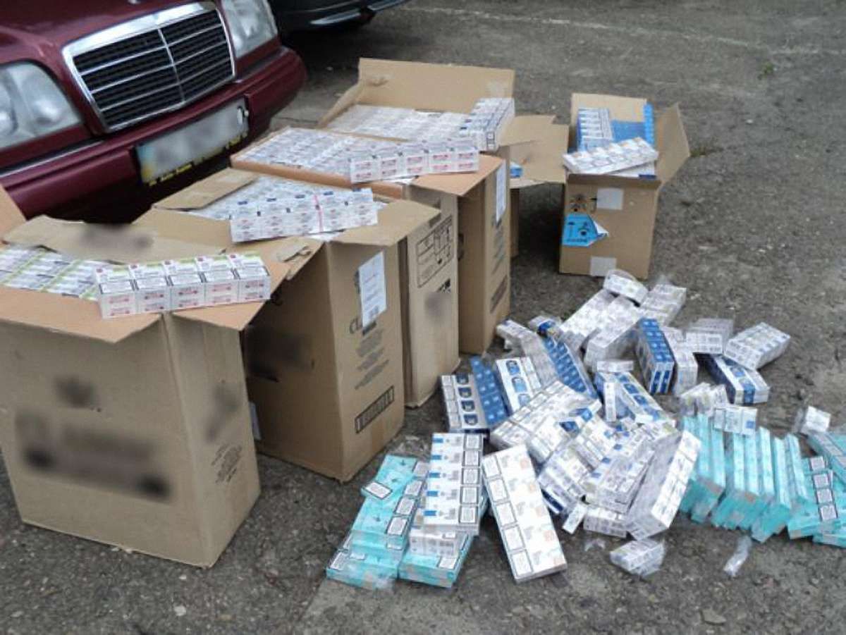 На Волині в автосервісі підробляли цигарки відомих марок