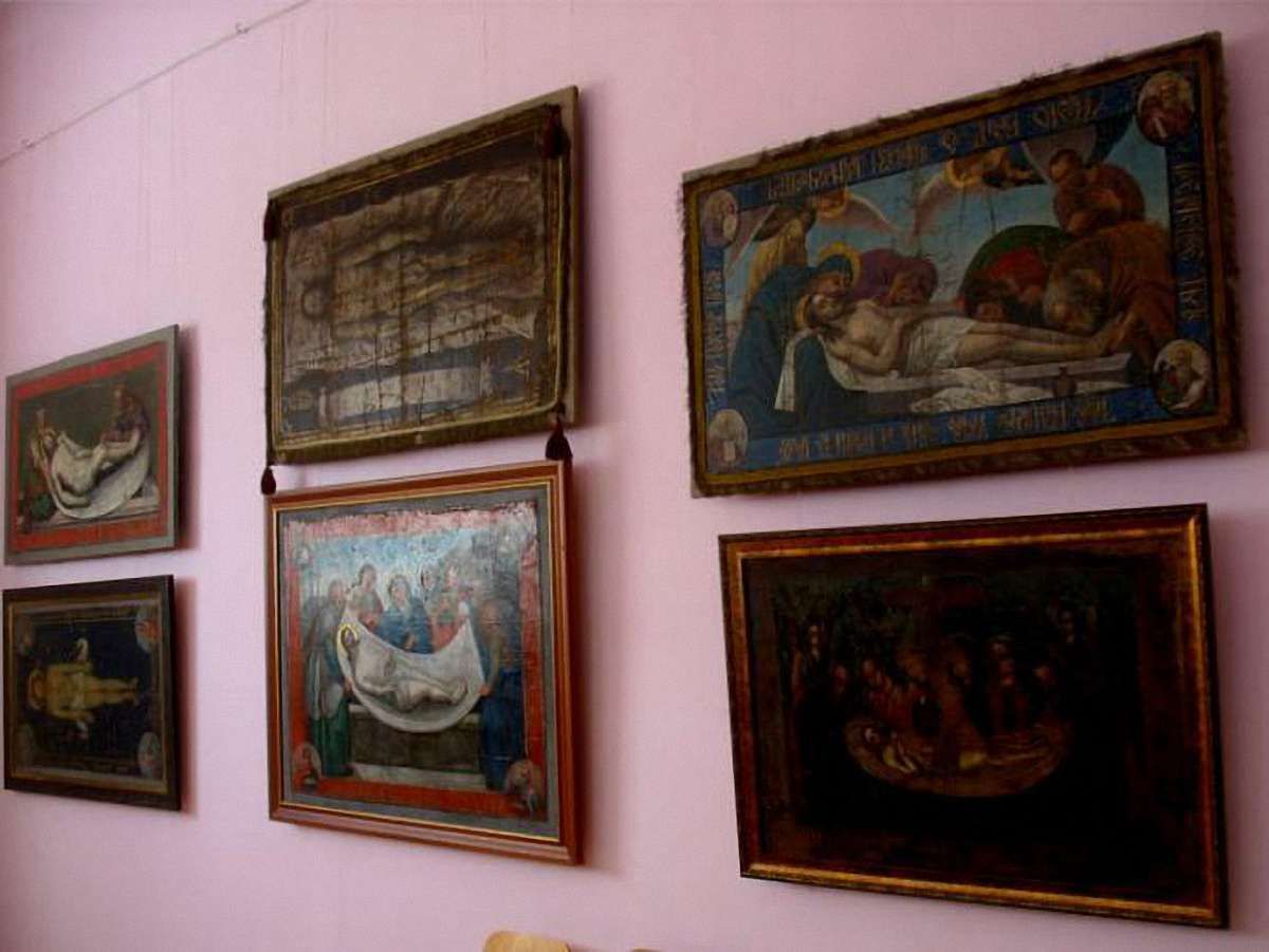 В Івано-Франківську відкрили виставку старовинних плащаниць
