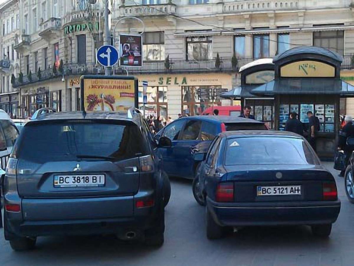 У центрі Львова водії паркують авто в три ряди. Фото