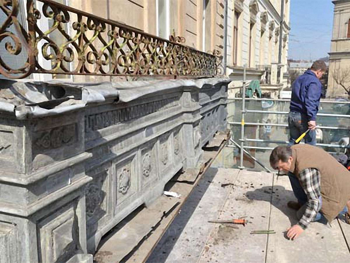 У Львові на площі Соборній, 12 реставрують балкон