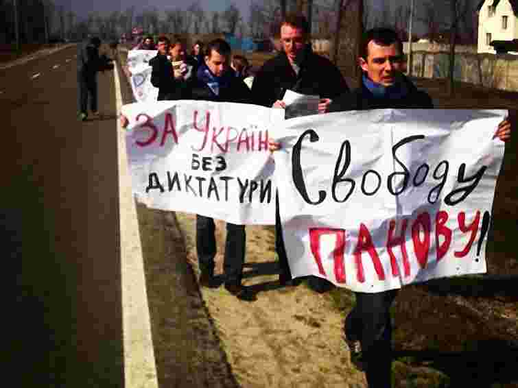 Двох активістів акції під Межигір’ям випустили з-під арешту