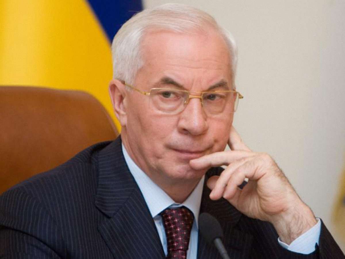 Азаров обіцяє підвищити з 1 липня зарплати держслужбовцям